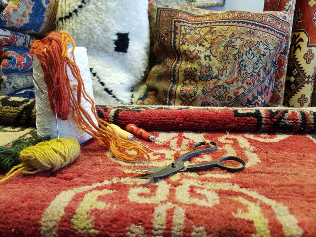 LAVAGGIO AD ACQUA PER TAPPETI E KILIM A TRIESTE -Riparazioni di tappeti orientali 