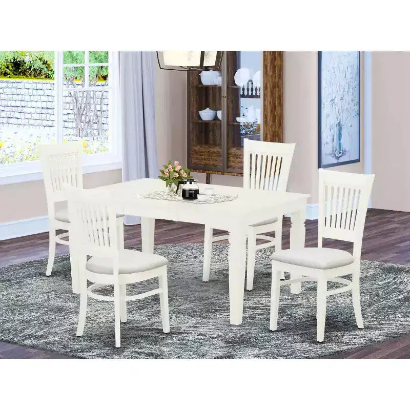Tavolo da pranzo rettangolare a 5 pezzi in lino bianco con piano in legno massello e 4 sedie con schienale a doghe e prolunga a farfalla