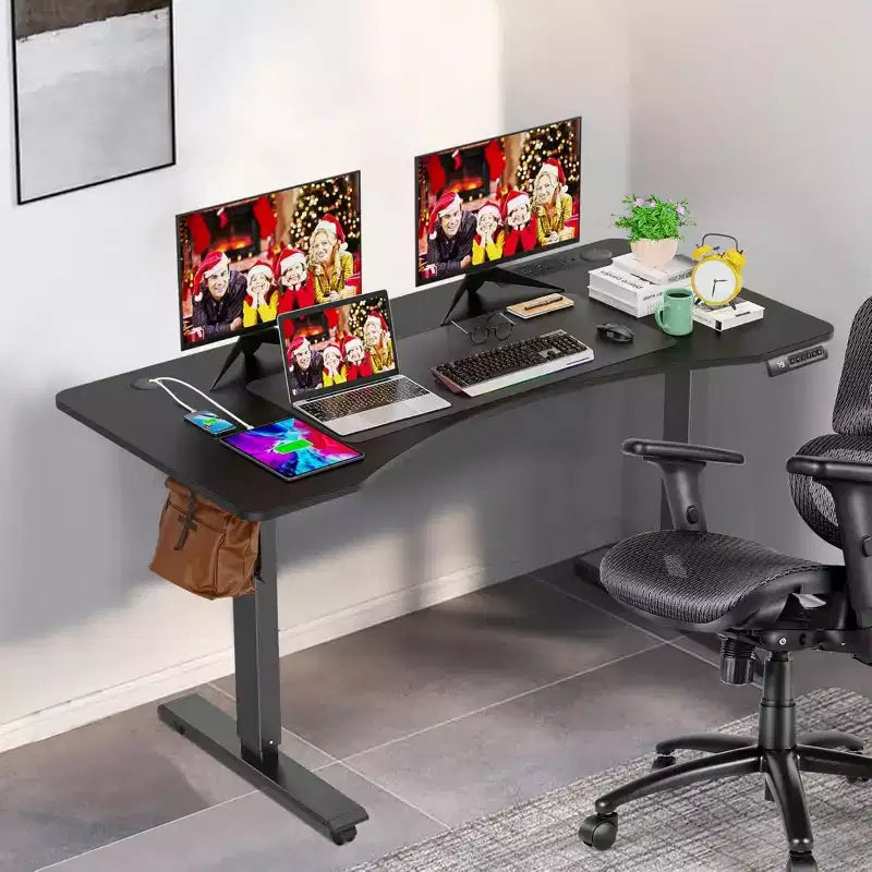 Scrivania elettrica regolabile in altezza 63"x24" con piano ergonomico curvo, presa di corrente, ruote bloccabili, range di sollevamento 27"-46"