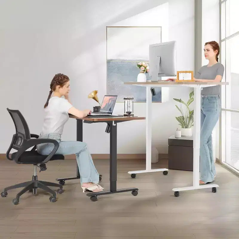 Scrivania elettrica regolabile in altezza 63"x24" con piano ergonomico curvo, presa di corrente, ruote bloccabili, range di sollevamento 27"-46"