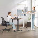 Scrivania elettrica regolabile in altezza 63"x24" con piano ergonomico curvo, presa di corrente, ruote bloccabili, range di sollevamento 27"-46"