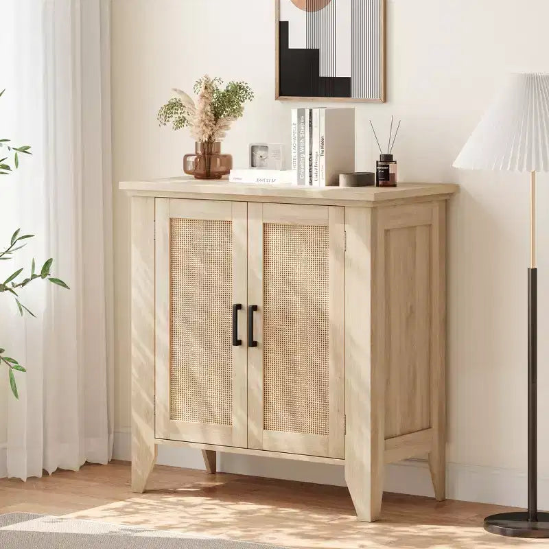 Madia contenitore in rattan bianco con ante e ripiani, adatta per ingressi, sale da pranzo e soggiorni.