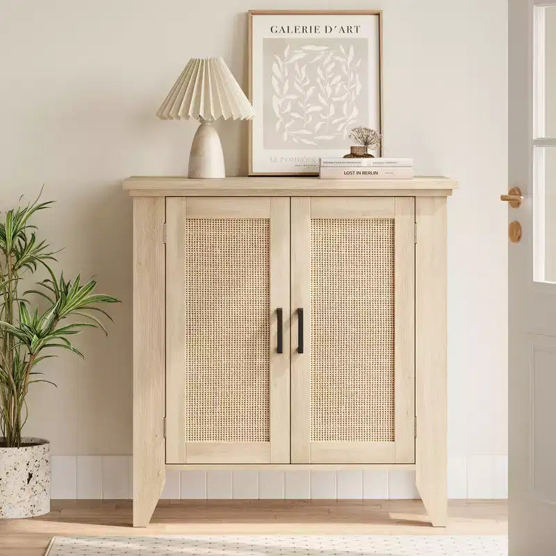 Madia contenitore in rattan bianco con ante e ripiani, adatta per ingressi, sale da pranzo e soggiorni.