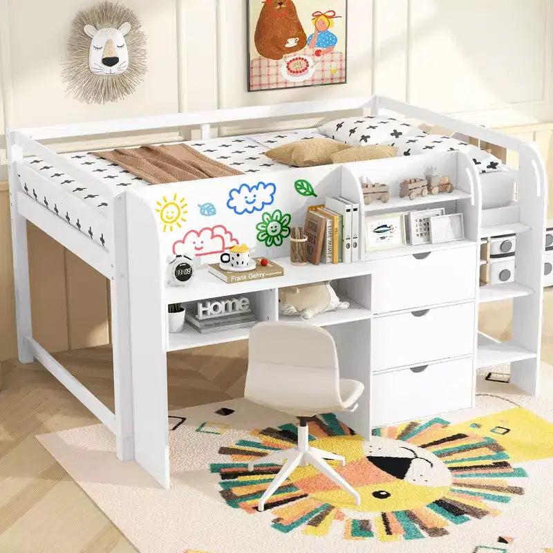 Letto a soppalco basso a una piazza e mezza con scrivania integrata, mobili contenitore e libreria aperta, lavagna per graffiti, bianco