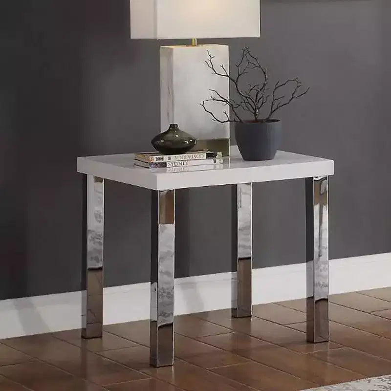 Tavolino d'appoggio Harta da 22", bianco lucido/cromato: Glamour moderno, nessun assemblaggio richiesto