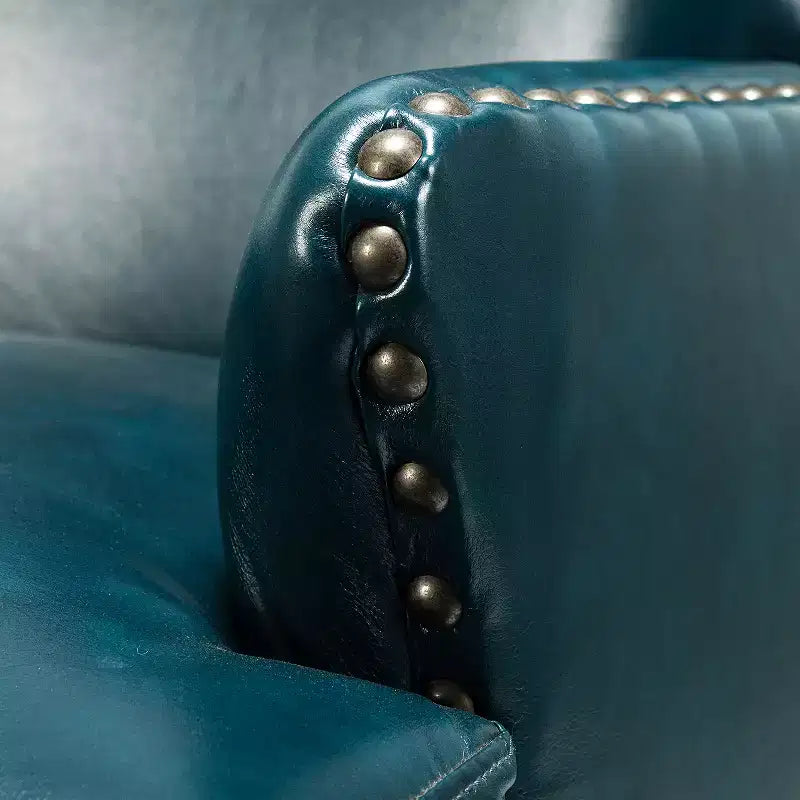 Poltrona a orecchioni Jorge in pelle vegana con borchie decorative per soggiorno e camera da letto