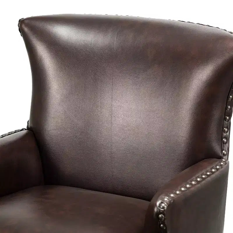 Poltrona a orecchioni Jorge in pelle vegana con borchie decorative per soggiorno e camera da letto