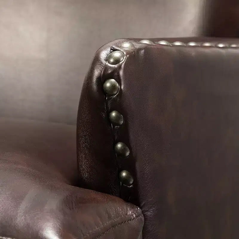 Poltrona a orecchioni Jorge in pelle vegana con borchie decorative per soggiorno e camera da letto