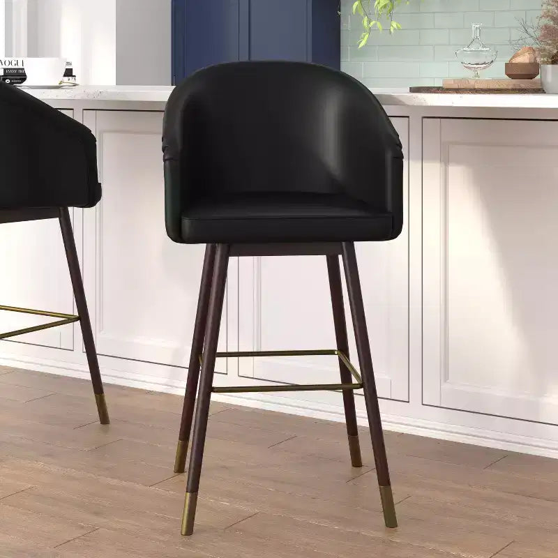 Sgabello da bar moderno Margo di grado commerciale con schienale medio, gambe in legno di faggio e schienale curvo