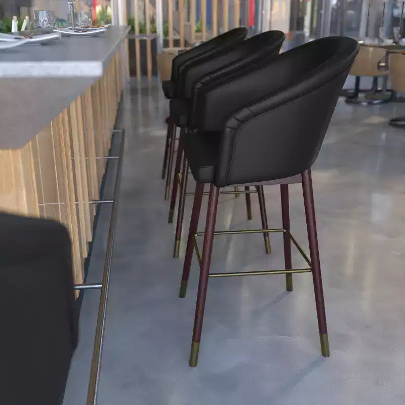 Sgabello da bar moderno Margo di grado commerciale con schienale medio, gambe in legno di faggio e schienale curvo
