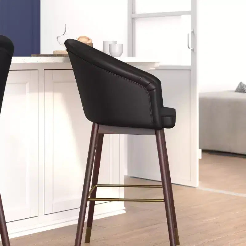 Sgabello da bar moderno Margo di grado commerciale con schienale medio, gambe in legno di faggio e schienale curvo